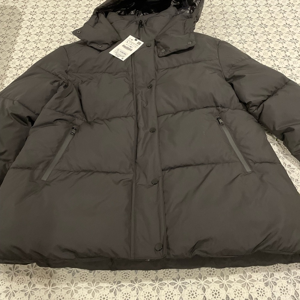 WOMEN’S PUFFER JACKETS FOR THE COLD WEATHER
Size: Large